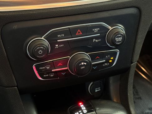 Used 2022 Dodge Charger SXT RWD image 19