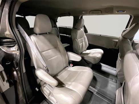 Used 2019 Toyota Sienna XLE image 27