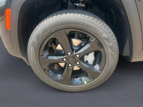 New 2025 Jeep Grand Cherokee Limited w/ Black Appearance Package image 14