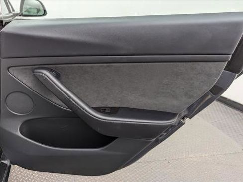 Used 2022 Tesla Model 3 Standard Range image 18