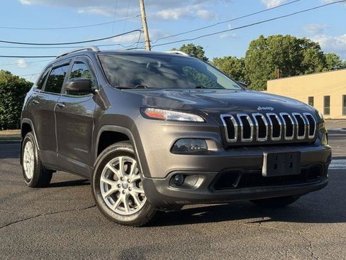 Used 2017 Jeep Cherokee Latitude w/ Comfort/Convenience Group AWD/4WD image 2