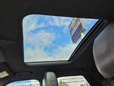 Used 2018 Land Rover Discovery HSE image 24