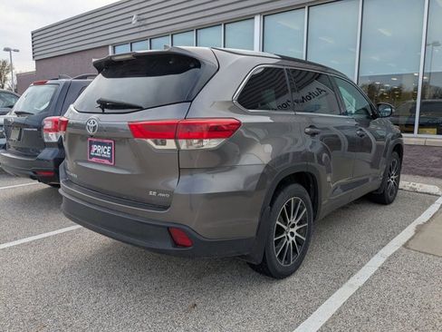 Used 2017 Toyota Highlander SE w/ Carpet Mat Package image 5