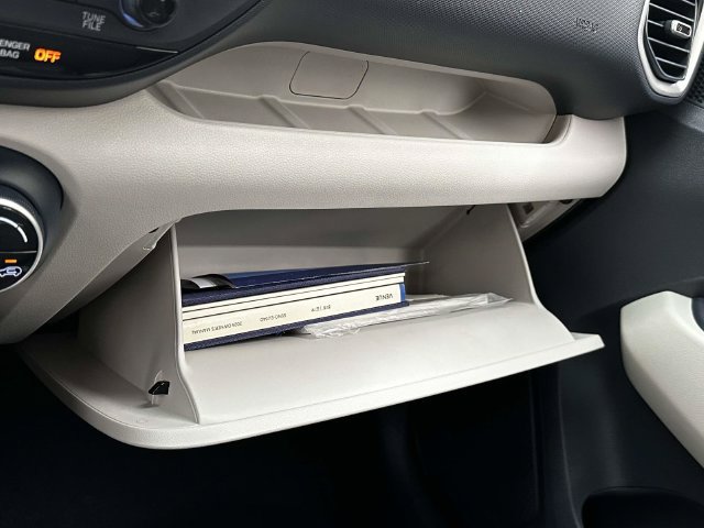 Used 2025 Hyundai Venue Limited FWD image 32