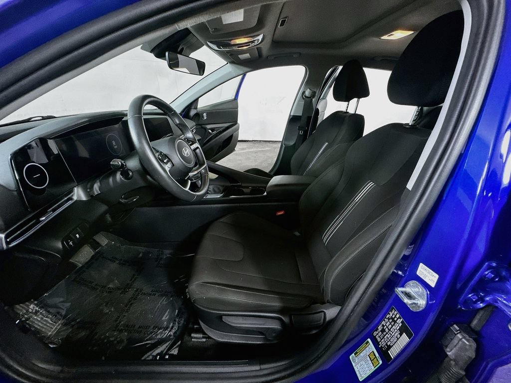 Used 2025 Hyundai Elantra SEL FWD image 17