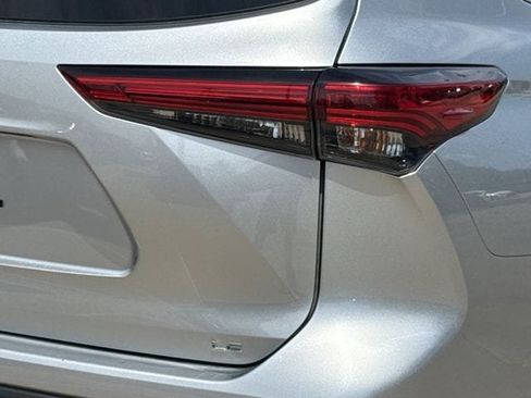 Used 2023 Toyota Highlander LE FWD image 7