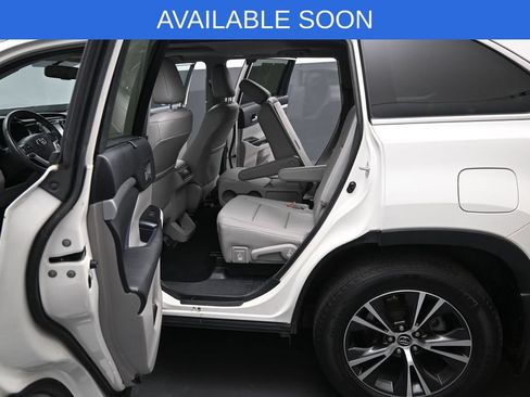 Used 2016 Toyota Highlander XLE AWD/4WD image 26