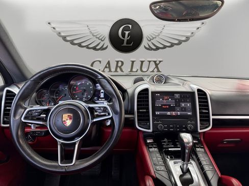 Used 2018 Porsche Cayenne Platinum Edition w/ Premium Package image 10