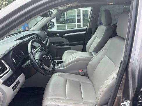 Used 2018 Toyota Highlander XLE AWD/4WD image 9