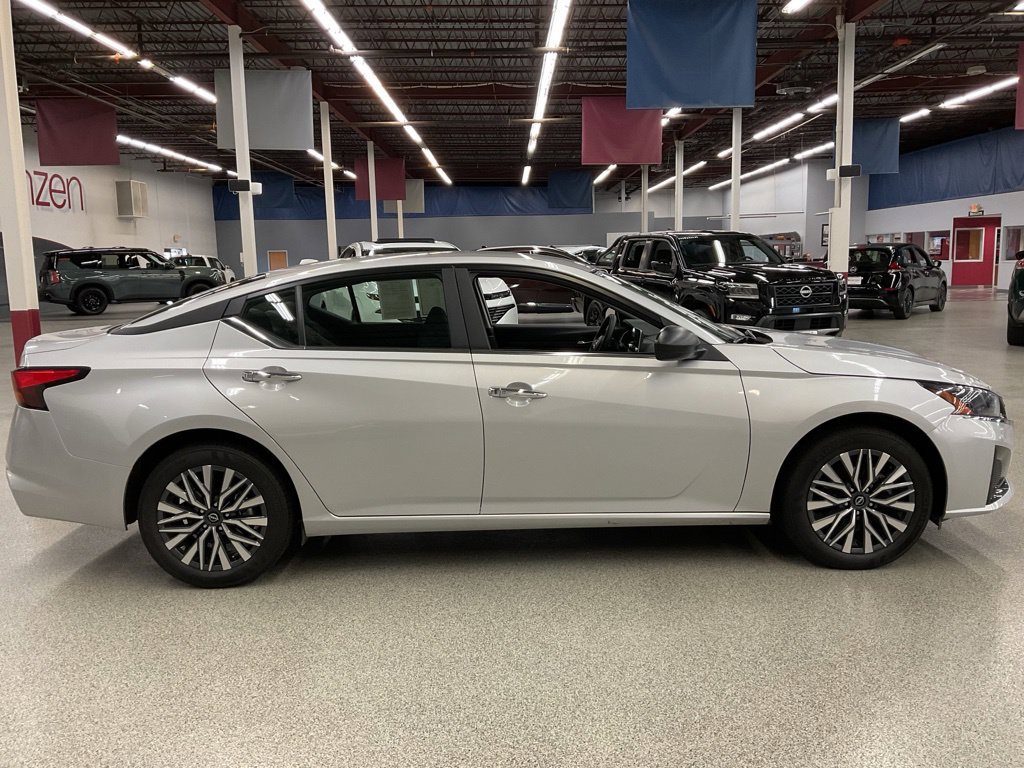 Used 2025 Nissan Altima 2.5 SV AWD/4WD image 4