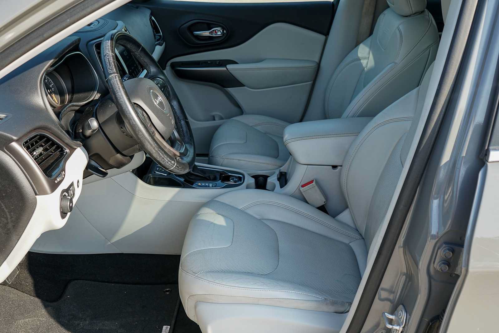 Used 2020 Jeep Cherokee Limited FWD image 9