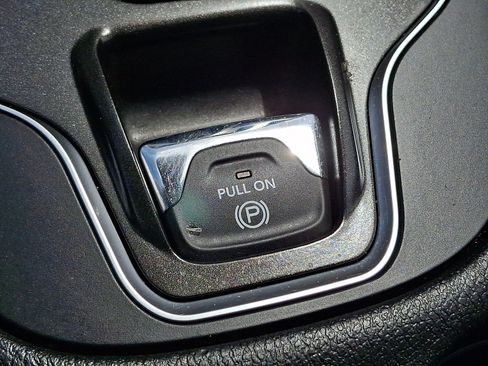 Used 2019 Jeep Cherokee Trailhawk AWD/4WD image 24