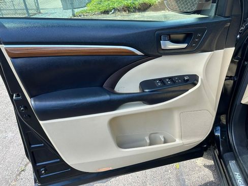 Used 2017 Toyota Highlander Limited Platinum AWD/4WD image 14