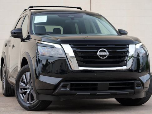 Used 2024 Nissan Pathfinder SV FWD image 2