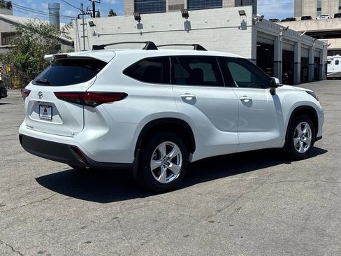 Used 2022 Toyota Highlander LE FWD image 7