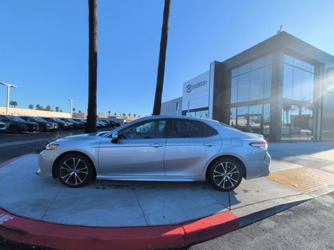 Used 2020 Toyota Camry SE image 8