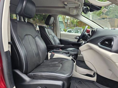 Used 2018 Chrysler Pacifica Limited w/ Tire & Wheel Group FWD image 11