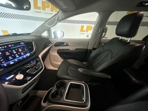 Used 2024 Chrysler Pacifica Touring-L FWD image 33