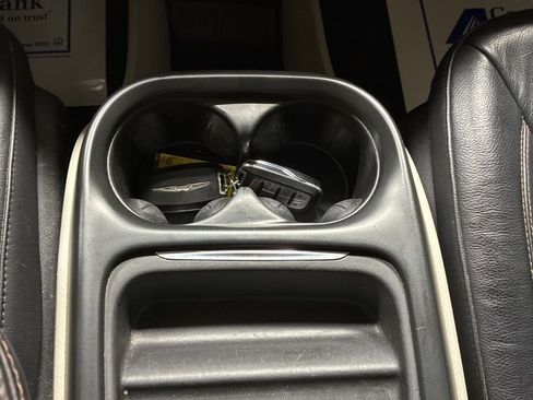 Used 2017 Chrysler Pacifica Touring-L w/ Tire & Wheel Group FWD image 21