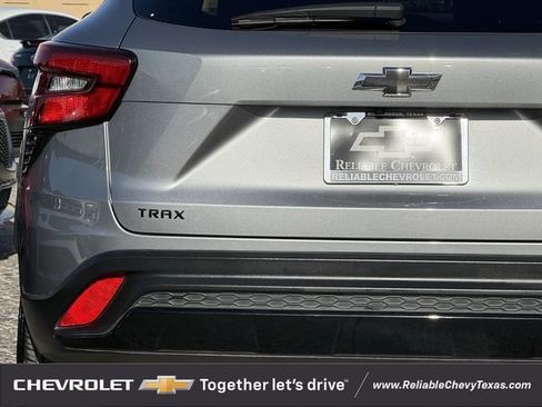 Used 2025 Chevrolet Trax RS w/ Sunroof Package FWD image 9