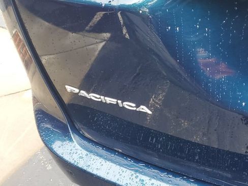 Used 2023 Chrysler Pacifica Touring-L FWD image 7