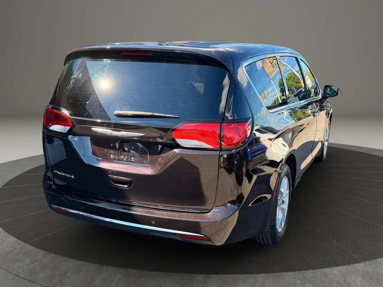 Used 2017 Chrysler Pacifica Touring Plus w/ Tire & Wheel Group FWD image 5