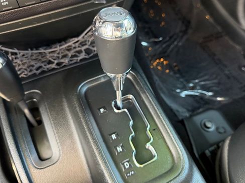 Used 2018 Jeep Wrangler Unlimited Rubicon w/ Connectivity Group image 26