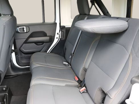 Used 2025 Jeep Wrangler Unlimited Sahara AWD/4WD image 15