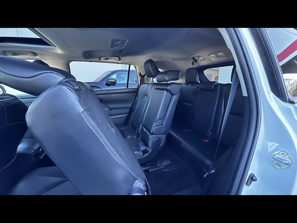 Used 2022 Toyota Highlander XLE AWD/4WD image 19