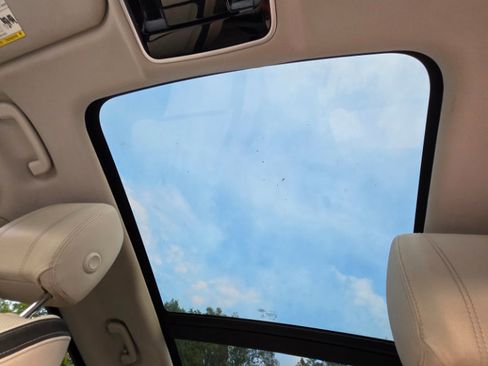 Used 2018 Land Rover Range Rover Velar R-Dynamic SE image 22