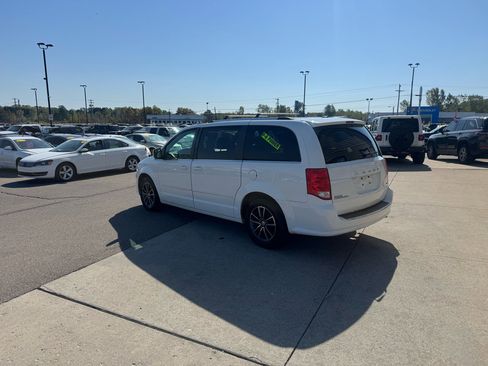 Used 2017 Dodge Grand Caravan SXT image 7