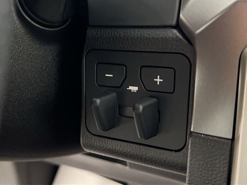 Used 2024 Toyota Tacoma SR5 AWD/4WD image 33