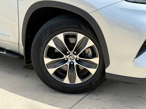 Used 2021 Toyota Highlander XLE FWD image 2