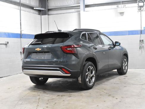 Used 2025 Chevrolet Trax LT FWD image 26
