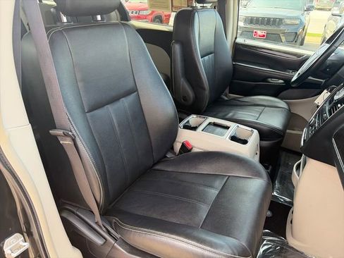 Used 2016 Chrysler Town & Country Touring FWD image 35
