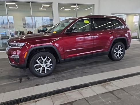 Used 2025 Jeep Grand Cherokee Limited w/ Trailer Tow Package image 5