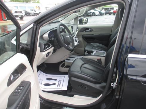 Used 2023 Chrysler Pacifica Touring-L FWD image 16