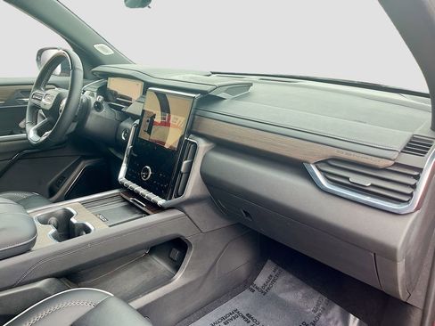 Used 2025 GMC Acadia Denali w/ Super Cruise Package image 14