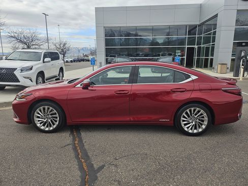 Used 2022 Lexus ES 300h w/ Luxury Package image 3