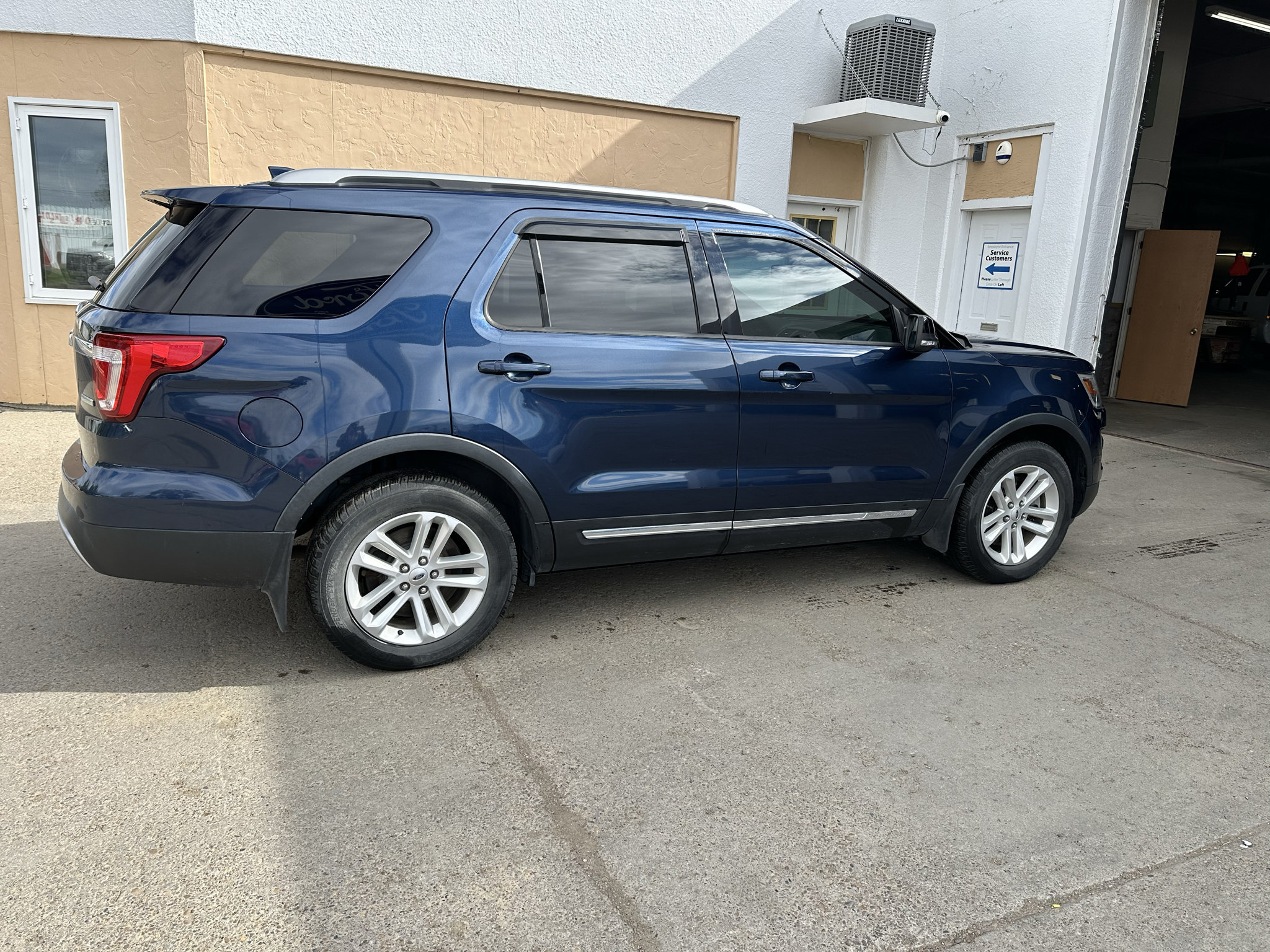 Used 2016 Ford Explorer XLT w/ Equipment Group 202A FWD image 4