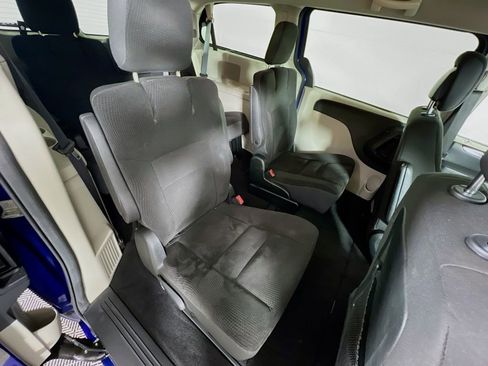 Used 2018 Dodge Grand Caravan SE w/ UConnect Hands-Free Group image 26