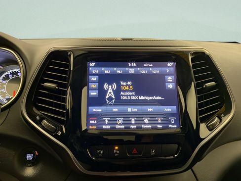 Used 2019 Jeep Cherokee Limited w/ Luxury Group AWD/4WD image 10