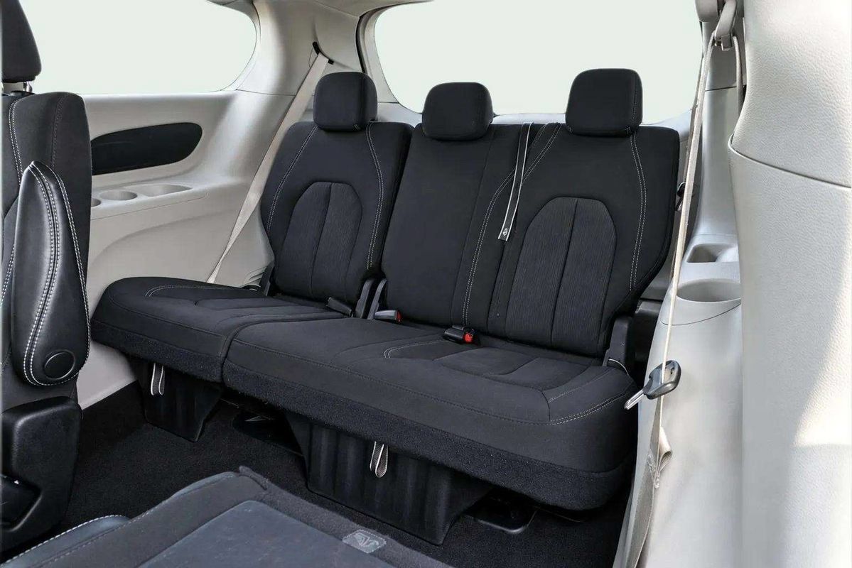 Used 2023 Chrysler Voyager LX FWD image 17
