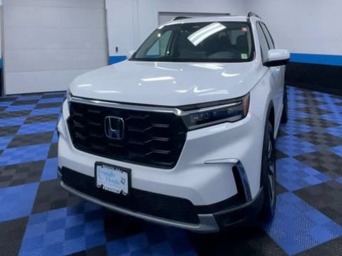 Certified 2025 Honda Pilot Touring image 3