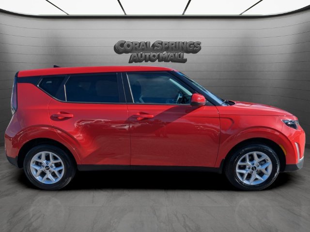 Used 2025 Kia Soul LX w/ LX Technology Package FWD image 8