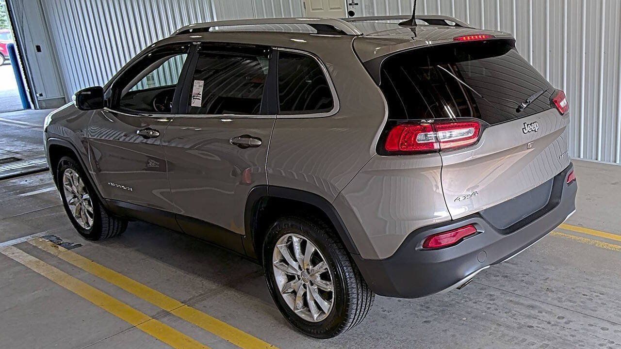 Used 2017 Jeep Cherokee Limited AWD/4WD image 2