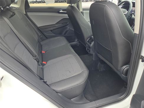 Used 2024 Volkswagen Taos SE FWD image 9