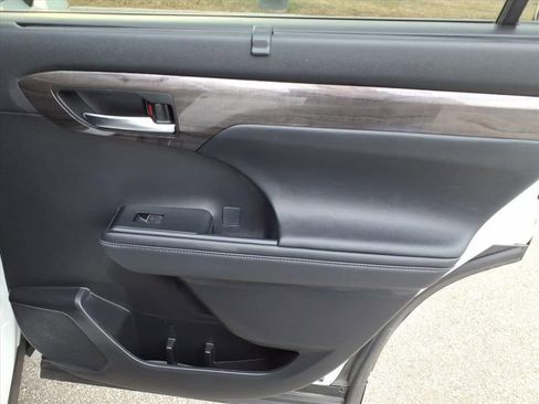 Used 2023 Toyota Highlander Platinum image 20