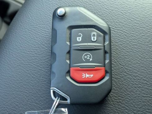 Used 2025 Jeep Wrangler Unlimited Sahara AWD/4WD image 35