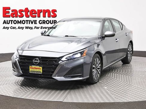 Used 2023 Nissan Altima 2.5 SV FWD image 1